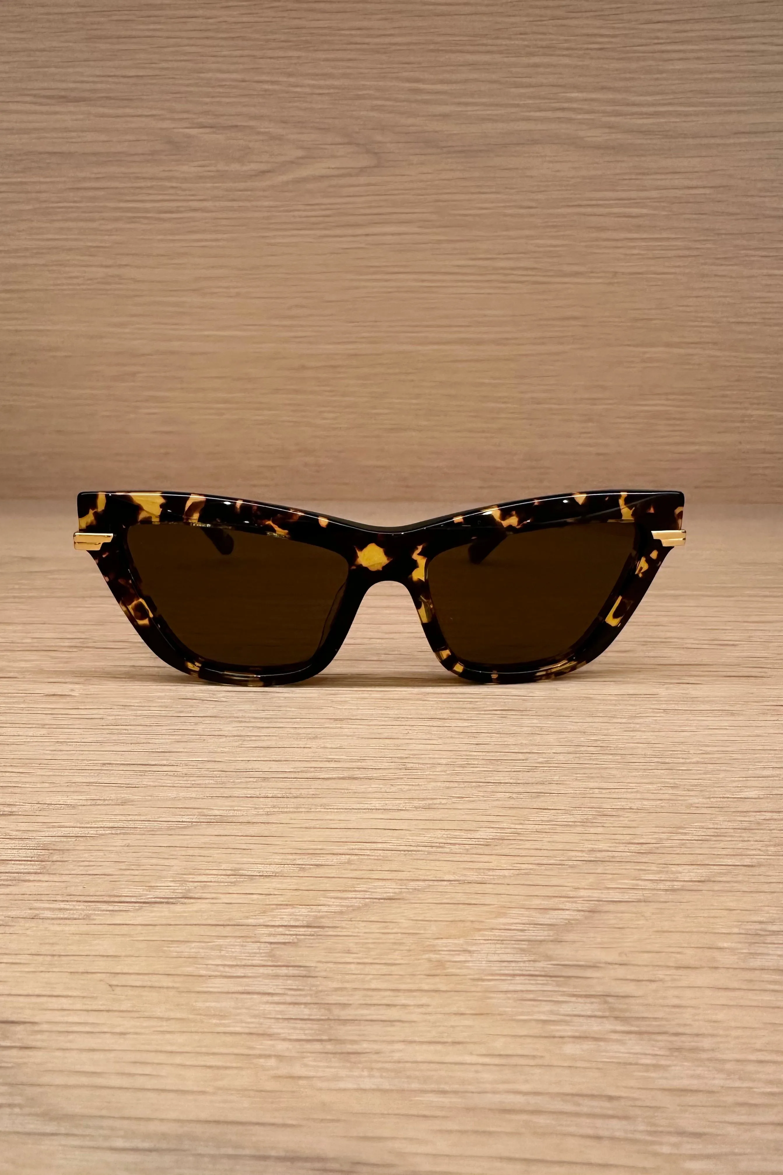 CLASSIC CAT-EYE SUNGLASSES IN TOIRTOISE - BV1241S