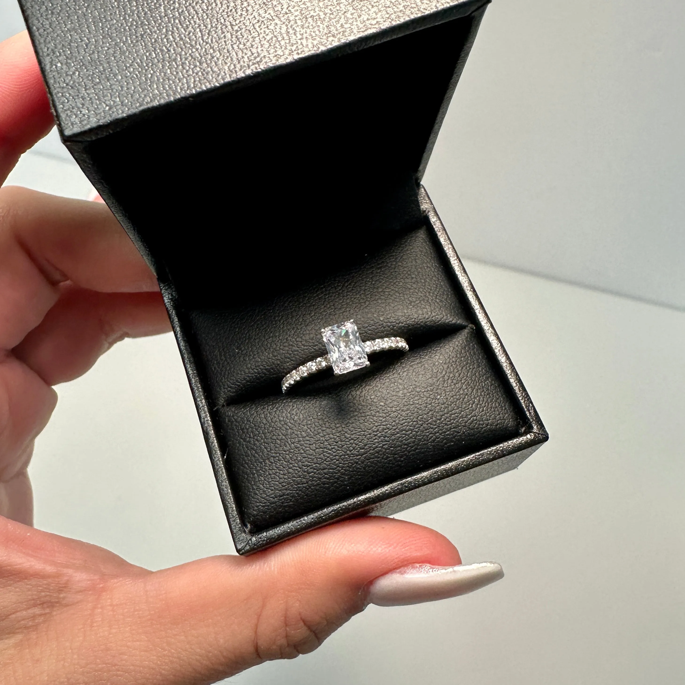 SELENA MOISSANITE RING